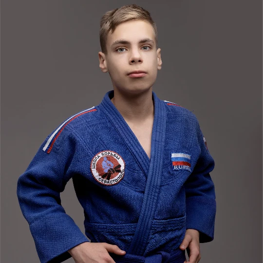 Спортсмен Школы борьбы в кимоно